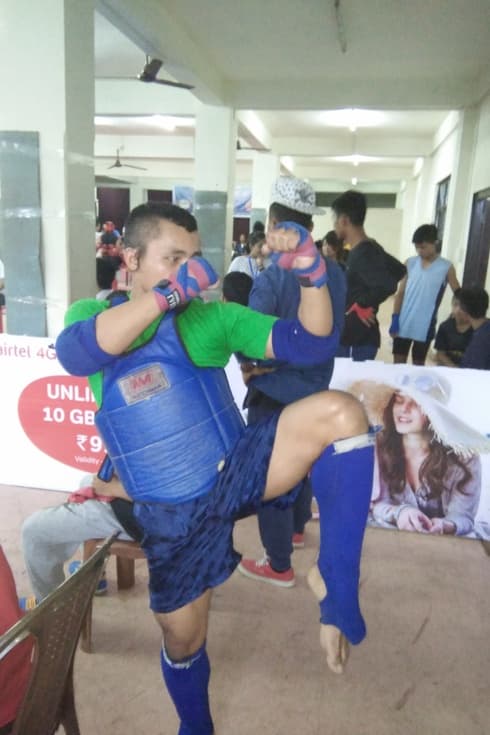 Obed Hrangchal entrenando. 