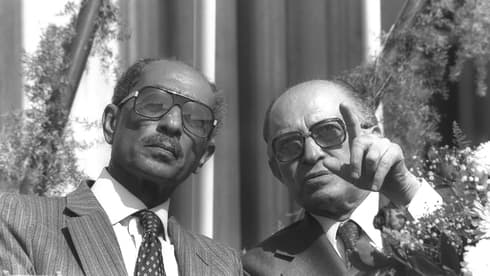 Menahem Begin (derecha) y Anwar Sadat. 
