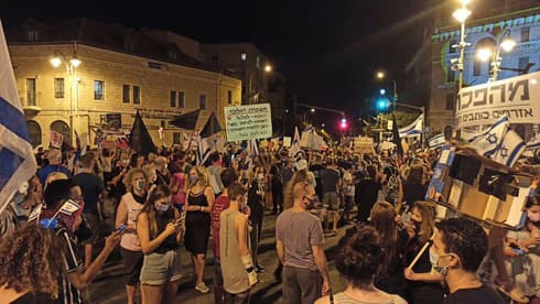 Manifestantes piden la renuncia del primer ministro Benjamín Netanyahu frente a su residencia. (Haim Golditch) Manifestantes piden la renuncia del primer ministro Benjamín Netanyahu frente a su residencia.