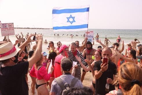 ¿Protesta o fiesta? Israelíes en una playa de Tel Aviv burlan las restricciones impuestas hace una semana. (Moti Kemchi) Protesta Playa