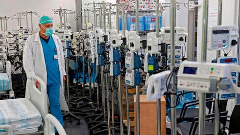 El aparcamiento subterráneo del hospital Rambam funciona como una sala para pacientes con coronavirus.