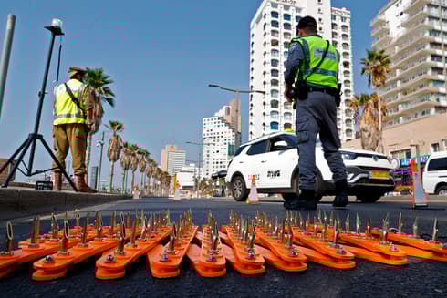 Control policial en Tel Aviv durante el cierre destinado a frenar la propagación del virus.