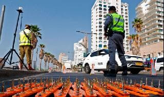 Control policial en Tel Aviv durante el cierre destinado a frenar la propagación del virus.