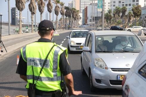 Control policial en Tel Aviv durante el cierre destinado a frenar la propagación del virus. (AFP) Control policial en Tel Aviv durante el cierre destinado a frenar la propagación del virus.