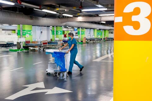 Una enfermera en el área aparcamiento del hospital Rambam. 