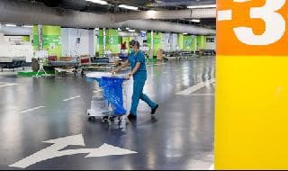 Una enfermera en el área aparcamiento del hospital Rambam.