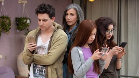 "Chamishim" podría convertirse en la tercera serie israelí en obtener el premio Emmy a la mejor comedia. (Vered Adir/Yes) "Chamishim" podría convertirse en la tercera serie israelí en obtener el premio Emmy a la mejor comedia.