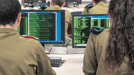 Soldados en la Unidad de Inteligencia 8200 de las FDI. 