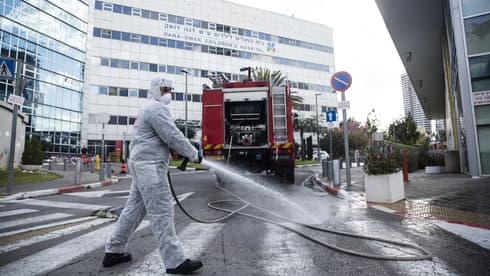 Desinfección de la entrada del hospital Ichilov en Tel Aviv durante la pandemia. 