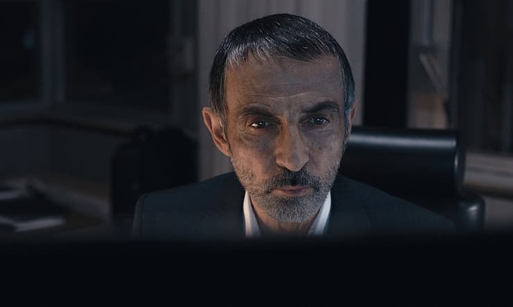 Shaun Toub como Faraz Kamali en una escena de Teherán. 