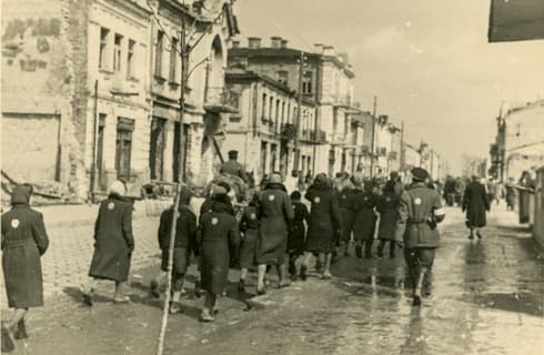 Judíos durante la ocupación Nazi de Ucrania siendo evacuados a campos de trabajo. (Cortesía: Centro para la Memoria del Holocausto de Babi Yar) Judíos durante la ocupación Nazi de Ucrania siendo evacuados a campos de trabajo.