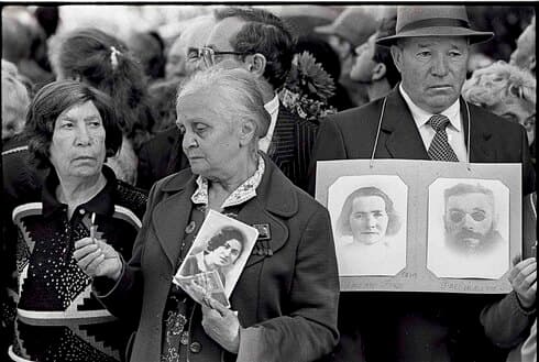 Familiares de las victimas de la masacre en un acto de recordación. 