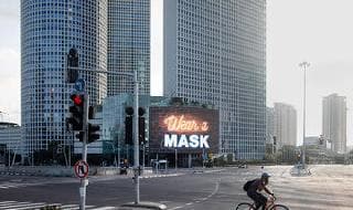 Las calles de Tel Aviv, desiertas por el cierre total.