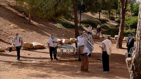 Rezo al aire libre en Jerusalem.