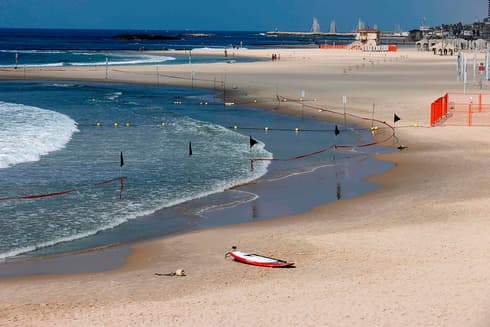 La playa de Tel Aviv vacía durante el segundo bloqueo a pesar de la ola de calor. (AFP) La playa de Tel Aviv vacía durante el segundo bloqueo a pesar de la ola de calor.