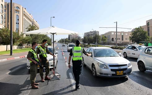 Policía de Jerusalem haciendo cumplir el segundo bloqueo por coronavirus de Israel. ( AFP) Policía de Jerusalem haciendo cumplir el segundo bloqueo por coronavirus de Israel.