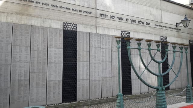 El Monumento a la Memoria de las Víctimas del Holocausto, ubicado dentro del patio de la Gran Sinagoga de Estocolmo. (Cortesía) El Monumento a la Memoria de las Víctimas del Holocausto, ubicado dentro del patio de la Gran Sinagoga de Estocolmo.