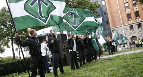 Los partidarios del Movimiento de Resistencia Nórdica sostienen banderas durante una manifestación en la plaza Kungsholmstorg en Estocolmo. (AFP) Los partidarios del Movimiento de Resistencia Nórdica neonazi sostienen banderas durante una manifestación en la plaza Kungsholmstorg en Estocolmo.