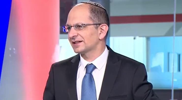 El profesor Cyrille Cohen en el estudio de Ynet. 