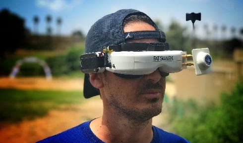 El modelo de gafas con la que se pudo operar el dron que salvó al pichón de buitre leonado. (Gentileza) El modelo de gafas con la que se pudo operar el dron que salvó al pichón de buitre leonado.
