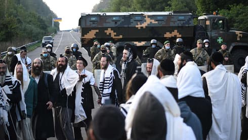 Seguidores de Breslov atrapados en la frontera con Ucrania después de intentar llegar a la ciudad de Uman. 