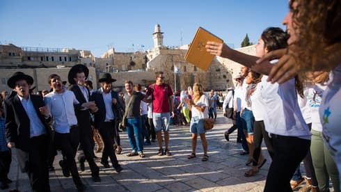 Enfrentamiento en el Muro de los Lamentos entre jóvenes ultraortodoxos y reformistas. (TPS) Enfrentamiento en el Muro de los Lamentos entre jóvenes ultraortodoxos y reformistas.