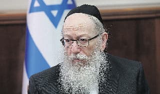 El ex diputado Yaakov Litzman renunció después de que el gobierno aprobara las restricciones a las oraciones de la sinagoga durante Rosh Hashaná. 