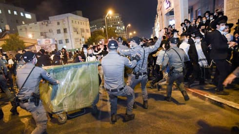 Una manifestación de residentes de Romema, en Jerusalem, en protesta por el cierre impuesto al barrio ultraortodoxo. (Shalev Shalom) Una manifestación de residentes de Romema, en Jerusalem, en protesta por el cierre impuesto al barrio ultraortodoxo.