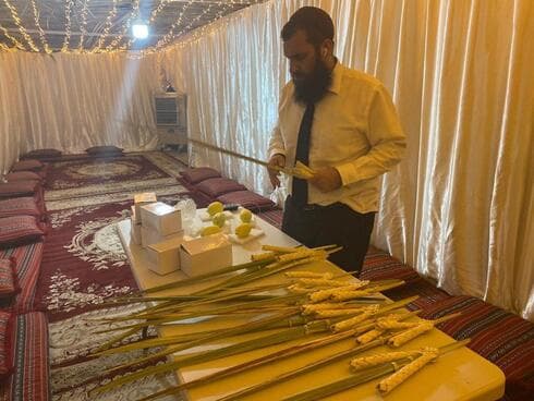 El rabino Duchman invitó a todos los residentes locales que quieran visitar la sucá. (Ynet) Sucot Emiratos