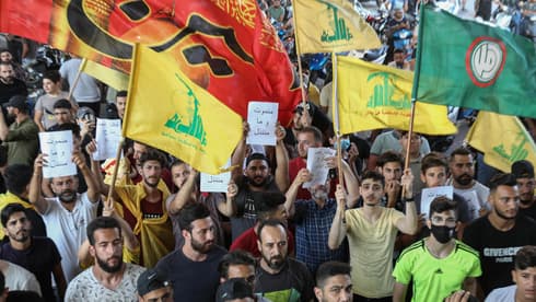Partidarios de los grupos chiítas Hezbollah y Amal durante una manifestación en Beirut. 