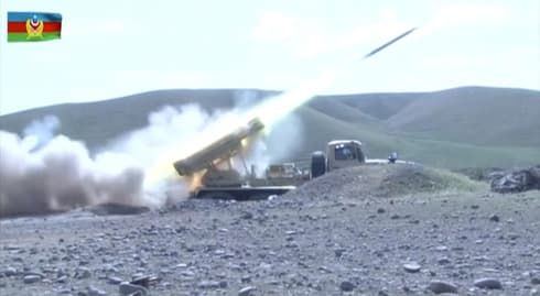 Un misil lanzado por el ejército de Azerbaiyán. (Reuters/Ministerio de Defensa de Azerbaiyán.) El Ejército de Azerbaiyán lanza un misil