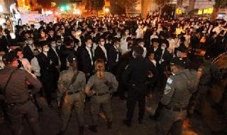 Policías frente a manifestantes ultraortodoxos en Bnei Brak.