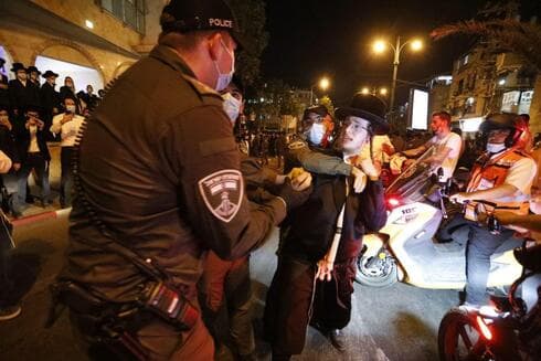 Choques entre policías y manifestantes fuera de una sinagoga en Bnei Brak. (Shaul Golan) Choques entre policías y manifestantes fuera de una sinagoga en Bnei Brak.