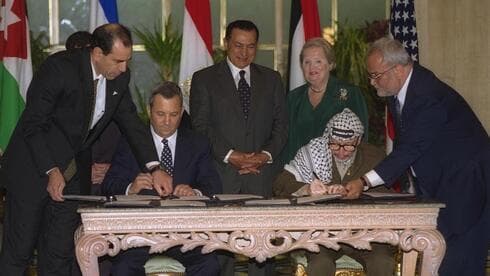 Ehud Barak y Yasser Arafat. "Él estaba dispuesto a entregar el Monte del Templo y la Ciudad Vieja de Jerusalem". (Moshe Milner) Ehud Barak y Yasser Arafat. "Él estaba dispuesto a entregar el Monte del Templo y la Ciudad Vieja de Jerusalem".