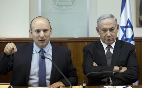 Naftali Bennett junto a Benjamín Netanyahu durante su mandato como ministro de Defensa. (AP) Naftali Bennett y Benjamin Netanyahu.