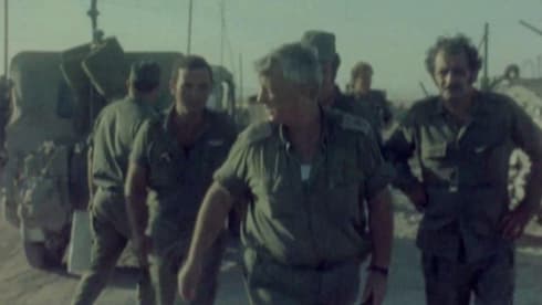Visita del comandante de división, Ariel Sharon, durante la guerra de Yom Kipur. (Cortesía del Archivo de las FDI del Ministerio de Defensa) Visita del comandante de división, Ariel Sharon, durante la guerra de Yom Kipur.