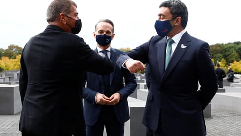 Gabi Ashkenazi y Abdullah bin Zayed se saludan ante la mirada del ministro de Relaciones Exteriores alemán, Heiko Maas. (Reuters) Gabi Ashkenazi y Abdullah bin Zayed se saludan ante la mirada del ministro de Relaciones Exteriores alemán, Heiko Maas.