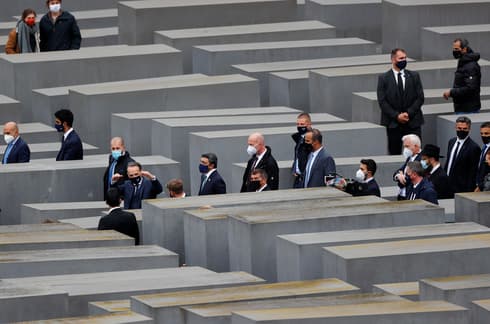 Las delegaciones de Israel y Emiratos en el Monumento a los judíos de Europa asesinados durante Holocausto, en Berlín. (Reuters) Las delegaciones de Israel y Emiratos en el Monumento a los judíos europeos asesinados en el Holocausto de Berlín.