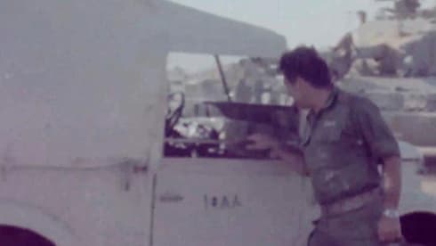 El entonces jefe de las FDI, David Elazar, durante la en la Península del Sinaí. (Cortesía del Archivo de las FDI del Ministerio de Defensa) El entonces jefe de las FDI, David Elazar, durante la en la Península del Sinaí.