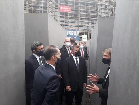 Gabi Ashkenazi, de Israel, Abdullah bin Zayed, de Emiratos, y Heiko Maas, de Alemania, en el monumento. (Ministerio de Relaciones Exteriores de Israel) Gabi Ashkenazi y bin Zayed en el monumento.