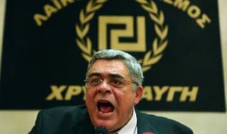 Nikos Michaloliakos, líder de Amanecer Dorado, en camino a prisión.