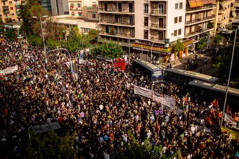 Masiva manifestación antifascista fuera del tribunal, en Atenas.