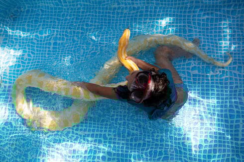Inbar, en la piscina junto a su amiga, Belle. 