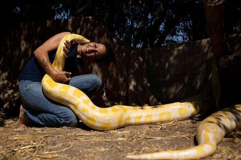 Nena y serpiente