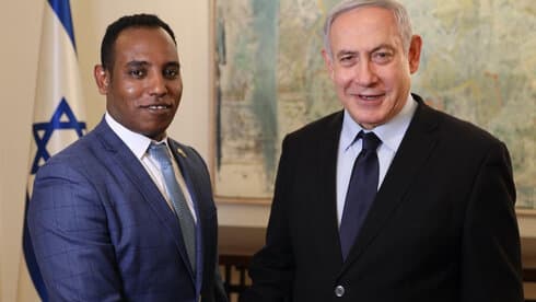 Netanyahu con el parlamentario israelí-etíope Gadi Yevarkan. 