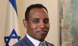 Netanyahu con el parlamentario israelí-etíope Gadi Yevarkan. 