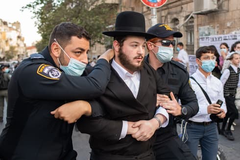 Un ultraortodoxo es detenido durante las protestas en Jerusalem contra el cierre general impuesto por el gobierno. (Shalev Shalom) Un ultraortodoxo es detenido durante las protestas en Jerusalem contra el cierre general impuesto por el gobierno.