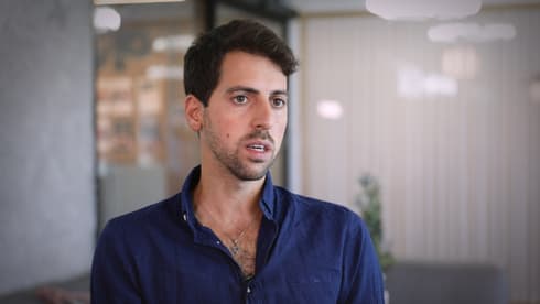 Tom Nissani: “Todas las personas con las que voy al Monte del Templo me dicen: 'Hay algo especial en este lugar'". (Ori Davidovich) Tom Nissani: "Todo aquel con quien subo al Monte del Templo me dice que hay algo especial aquí".