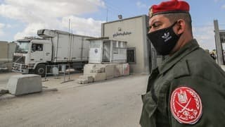 Miembro de Hamás en un cruce cercano a la ciudad de Rafah, al sur de Gaza. 