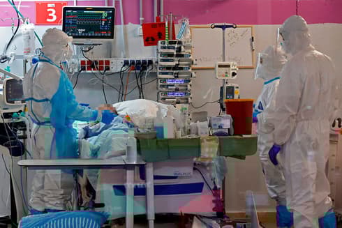 Sala de atención de coronavirus en el Centro Médico Sheba. 